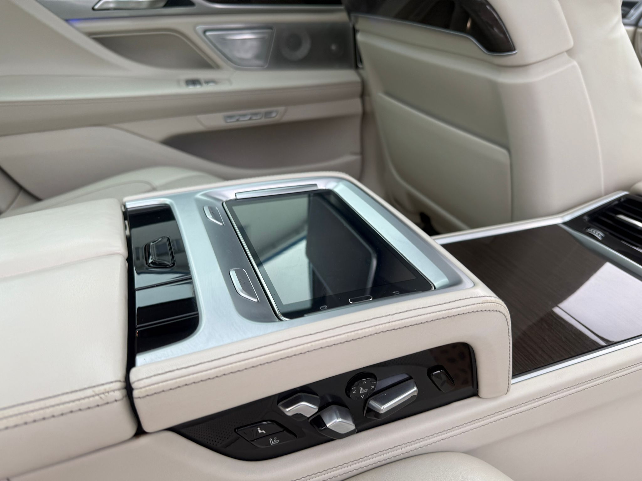 Masini in rate Timisoara | Masini rulate in rate cu avans 0% | Parc Auto Timisoara | XAX Auto BMW 750 Ld XDRIVE - imagine 22