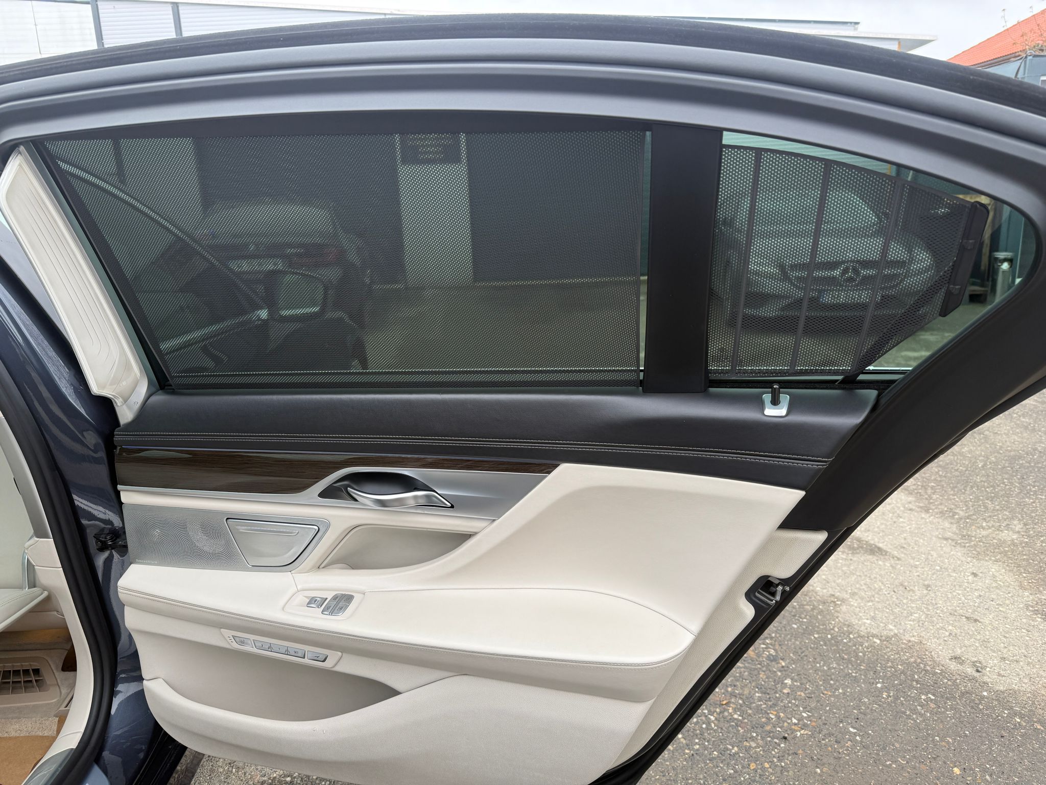 Masini in rate Timisoara | Masini rulate in rate cu avans 0% | Parc Auto Timisoara | XAX Auto BMW 750 Ld XDRIVE - imagine 9