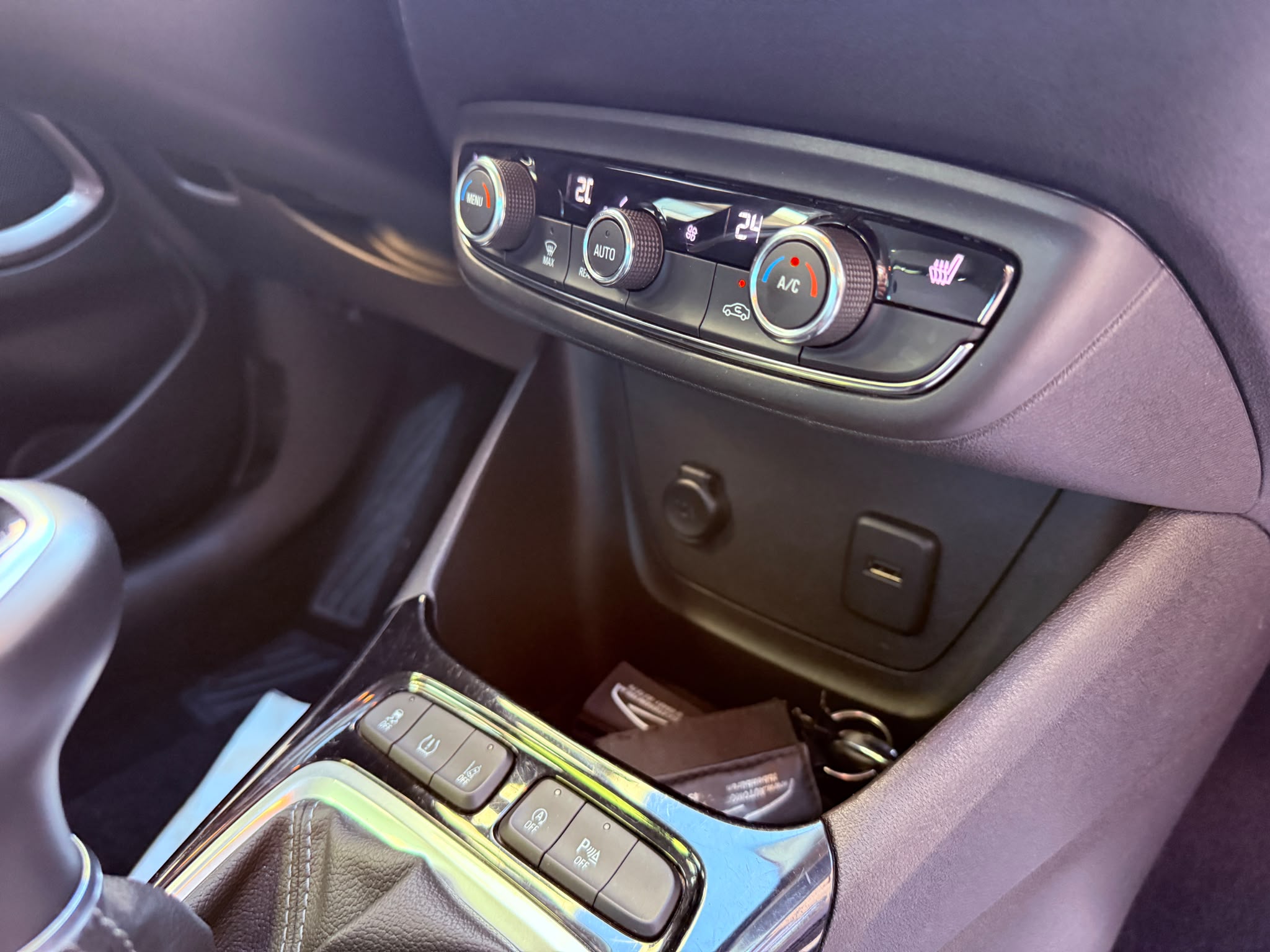 Masini in rate Timisoara | Masini rulate in rate cu avans 0% | Parc Auto Timisoara | XAX Auto Opel Crossland 1.2 ***2022*** Facelift*** - imagine 8